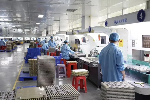 Custom travel souvenir factory with automated production equipment and workers manufacturing personalized travel souvenirs in a modern production facility.